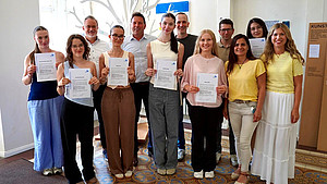 Gruppenfoto mit (von links) Hannah Will, Lilia Borsetzky, Uwe Finnern (Geschäftsführer der Bürgerstiftung), Süeda Ucar, Bürgermeister Frank Hilker, Michelle Voigt, Lehrer Karsten Bleumer, Aliana Völker, Maik Huebner (Vorstand Bürgerstiftung), Lehrerin Rocio Hurtado-Stührenberg, Alisa Delovec und Natali Sudermann (Projekt-Koordinatorin der Bürgerstiftung).