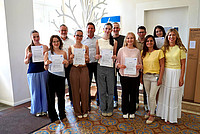 Gruppenfoto mit (von links) Hannah Will, Lilia Borsetzky, Uwe Finnern (Geschäftsführer der Bürgerstiftung), Süeda Ucar, Bürgermeister Frank Hilker, Michelle Voigt, Lehrer Karsten Bleumer, Aliana Völker, Maik Huebner (Vorstand Bürgerstiftung), Lehrerin Rocio Hurtado-Stührenberg, Alisa Delovec und Natali Sudermann (Projekt-Koordinatorin der Bürgerstiftung).