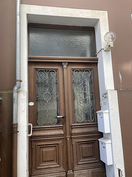Gesamtansicht der Eingangstür mit bauzeitlichen Zaunelementen des Wohnhauses an der Beneckestraße 14 in Detmold (Denkmal A732)