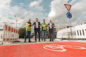 Unser Foto zeigt Planer Dirk Dresmann mit Bürgermeister Frank Hilker, Planer Andreas Menke und dem Technischen Beigeordneten Thorsten Paulussen.