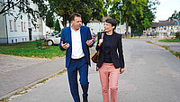 NRW-Ministerin Josefine Paul mit Bürgermeister Frank Hilker bei einer Unterhaltung im Freien