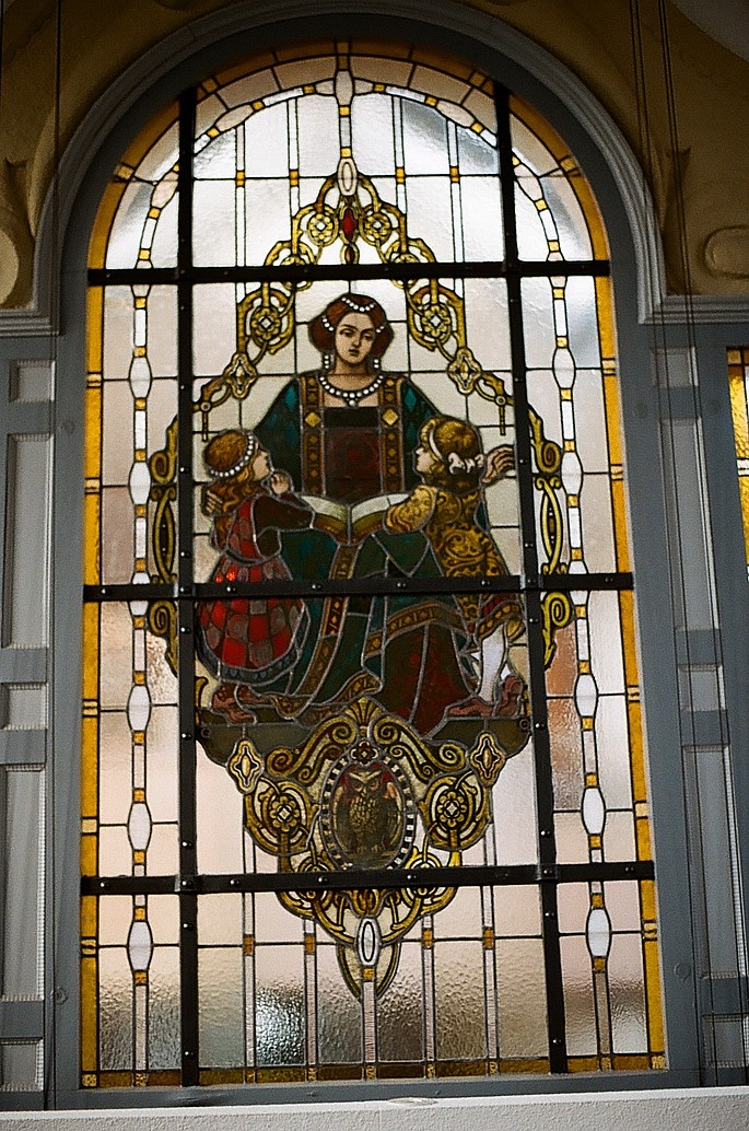 Aula des ehem. Mädchengymnasiums Buntglasfenster aus der Aula des ehemaligen Mädchengymnasiums in der Alten Schule am Wall in Detmold
