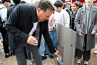 Bürgermeister Frank Hilker füllt sich ein Glas Wasser am Trinkbrunnen am Life Park auf