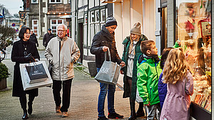 Bild von Personen, die in der Innenstadt von Detmold einkaufen