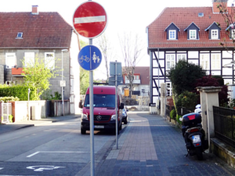 Längsgeteilter Geh-Radweg