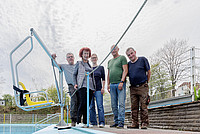 Gruppenaufnahme mit (von links) Thilo Stahlberg, Margit Bruns, Dorothee Wächter, Klaus-Dieter Bruns und Oliver Wiese, allesamt aktive Mitglieder des Freibadvereins Berlebeck-Heiligenkirchen e.V.