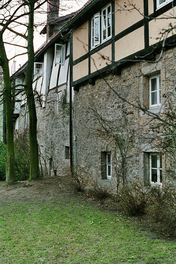 Adolfstraße_Rückseite Stadtmauer Rückseite der Fachwerkhäuser in der Adolfstraße, dessen Fassade teils aus Bestandteilen der alten Stadtmauer gebaut wurden