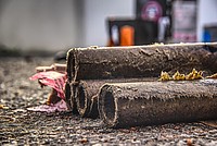 Abgebrannter Reste von Silvesterböllern auf Asphalt