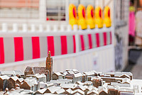 Nahaufnahme de Miniaturnachbildung des Stadtkerns von Detmold vor der Tourist Information Lippe & Detmold mit unscharfen Bauzäunen im Hintergrund