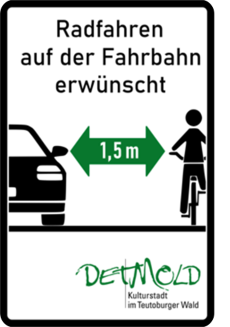 Hinweisschild zum Abstandhalten von Radfahrern auf der Fahrbahn
