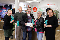 Gruppenfoto bei der Vorstellung des Namens Hermannix in der Tourist Information Lippe & Detmold mit (von links) Stefanie Hütte (Landesverband Lippe), Christian Schmidt (Vorsitzender der Werbegemeinschaft „Die Händler“), Gewinner Axel Radons, Vanessa Rubart (Teamleiterin der Tourist Information Lippe & Detmold) und Martina Wenke (Mitarbeiterin der Tourist Information Lippe & Detmold)