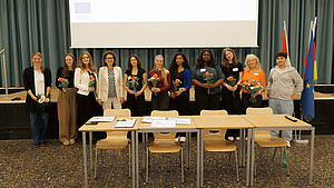 Gruppenfoto bei der lokalen Abschlusskonferenz in der Aula des Stadtgymnasiums für das Projekt GivEUvoice
