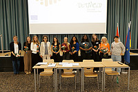 Gruppenfoto bei der lokalen Abschlusskonferenz in der Aula des Stadtgymnasiums für das Projekt GivEUvoice