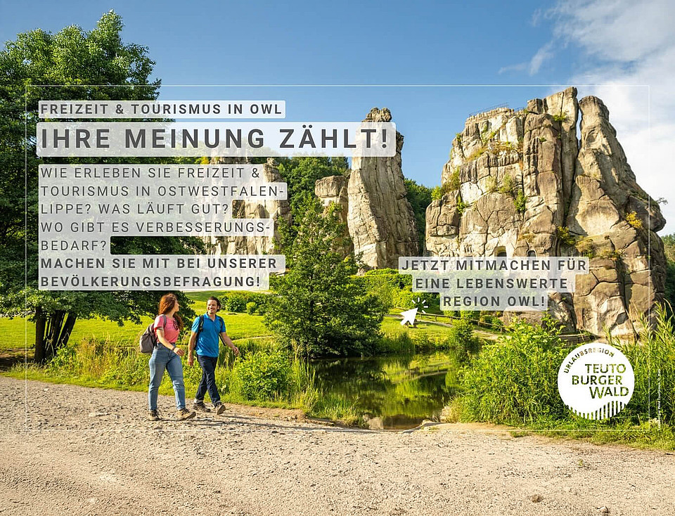Werbebild der Teutoburger Wald Tourismus | OWL GmbH von den Externsteinen mit zwei Wanderern davor