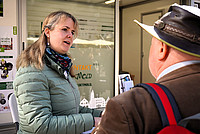 Kristina Brethauer aus dem Stadtkontakt führt ein Gespräch mit einem Bürger