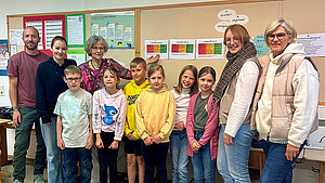 Das Foto von zeigt neben Schülerinnen und Schülern der Oetternbachschule in Klüt (von links) Florian Heim (Ganztagskoordination Fürstin-Pauline-Stiftung), Ina Winkler (För-derverein Oetternbachschule Klüt), Christiane Kröger (Schulleitung), Franziska Böhmeke (Schulsozialarbeit) und Christiane Ladleif (Koordination OGS Klüt).