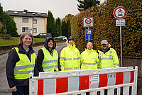 Gruppenfoto mit Birgit Mattke und Marion Czychun (Schulleitung Kusselbergschule), Kerstin Heijenga und Lars Ridderbusch von der Kreispolizeibehörde Lippe sowie Andreas Raabe, Verkehrsexperte der Stadt Detmold.