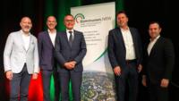 Gruppenfoto auf dem Podium der 44. Sitzung der Arbeitsgemeinschaft für den Regierungsbezirk Detmold im Städte- und Gemeindebund NRW mit (von links) Hennig Matthes (Erster Beigeordneter der Stadt Gütersloh), Dr. Ralf Togler (Geschäftsführer Kommunal Agentur NRW), Andreas Wohland (Geschäftsführer Städte- und Gemeindebund NRW), Frank Hilker (Vorsitzender der Bezirks-AG und Bürgermeister der Stadt Detmold) sowie Steve Kirchhoff (Next Digital Group)