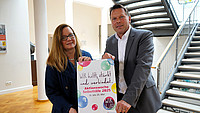 Bürgermeister Frank Hilker hält gemeinsam mit Silke Stegelmann von der Selbsthilfe-Kontaktstelle Lippe ein Plakat für die Aktionswoche Selbsthilfe in die Kamera.