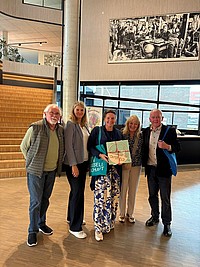 Gruppenfoto mit (von links) Peter-Uwe Witt, Kirsten Uttendorf (Intendantin des Detmolder Landestheaters), die Hasselter Beigeordnete Karolien Mondelaers, Martina Gurcke vom Team Europa der Stadt Detmold und der langjährige Partnerschaftsbegleiter Zygmund Krzywania.