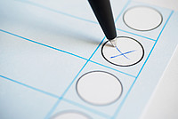 Ein Stift macht ein Kreuz auf einem Wahlzettel