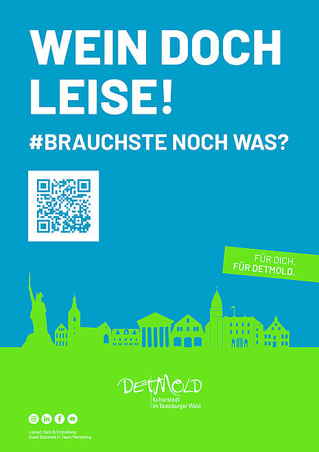 Weiße Schriftzüge "WEIN DOCH LEISE!" und "#BRAUCHSTE NOCH WAS?" inklusive eines weißen QR-Codes auf blauem Hintergrund