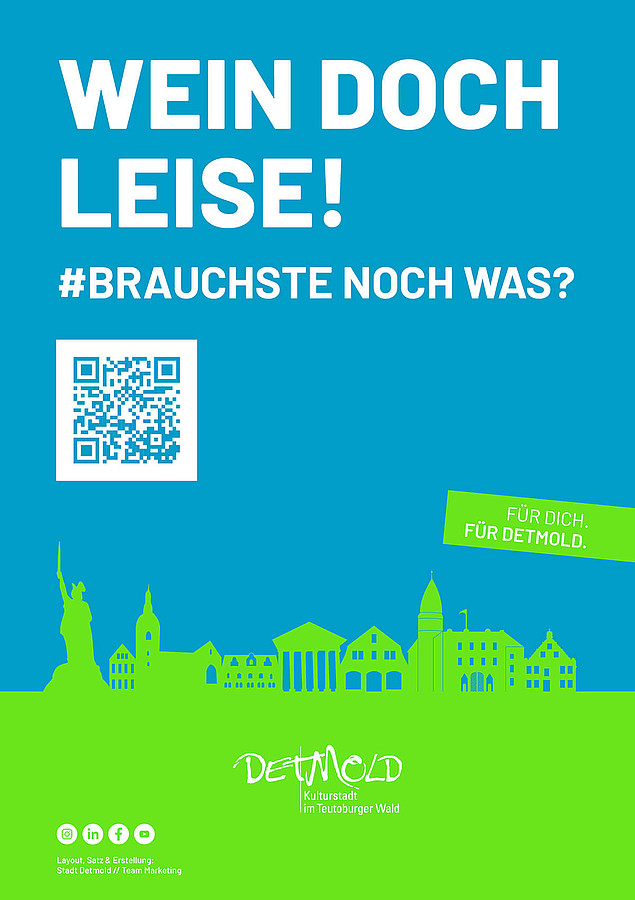 Weiße Schriftzüge "WEIN DOCH LEISE!" und "#BRAUCHSTE NOCH WAS?" inklusive eines weißen QR-Codes auf blauem Hintergrund