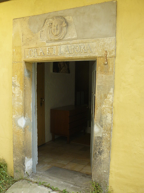 Neustadt 12 Gesamtansicht Hintergebäude Gesamtansicht der Türrahmung einschließlich Relief des Hintergebäudes in der Neustadt 12 in Detmold (Denkmal A722)
