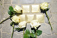 Bodenaufnahme der fünf Stolpersteine an der Elisabethstraße