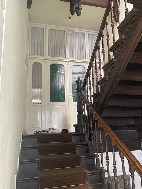 Zweiläufige Podesttreppe mit Wohnungseingangstür im Wohnhaus an der Beneckestraße 14 in Detmold (Denkmal A732)
