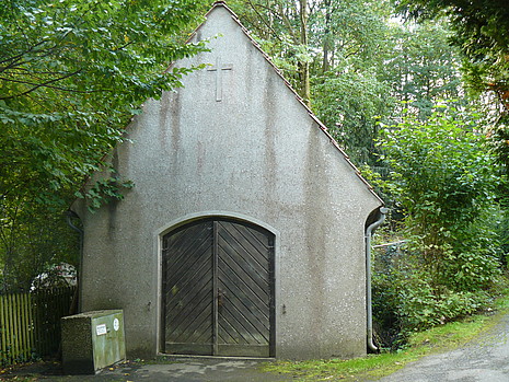 Giebelansicht Außenansicht der Leichenhalle an der Straße "Im Schlage" in Berlebeck (Denkmal A734)