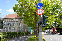 Straßenschilder für einseitigen Radverkehr auf dem Fußweg an der Hornschen Straße