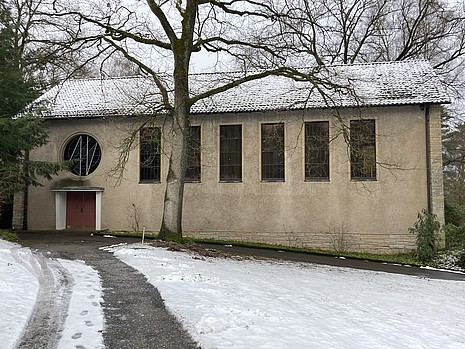 Außenansicht Außenansicht der Friedhofskapelle auf dem Waldfriedhof Kupferberg am Plantagenweg 51 in Heidenoldendorf (Denkmal A730)