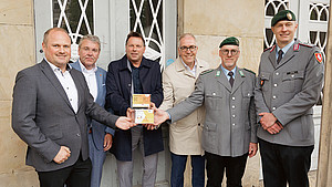 Gruppenaufnahme vor der Eingangstür des Rathaus Detmold anlässlich des Deutschen Veteranentages