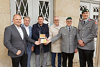 Gruppenaufnahme vor der Eingangstür des Rathaus Detmold anlässlich des Deutschen Veteranentages