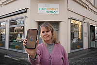 Kristina Brethauer, Mitarbeiterin des Stadtkontaktbüros in der Bruchstraße 36, präsentiert die Meldoo-App der Stadt Detmold.