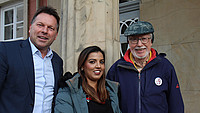 Gruppenfoto von Bürgermeister Frank Hilker, Bushra Qasim und Günther Stukenbrock (von links nach rechts).