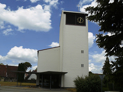 Kirche_Ansicht 1 Hoher, weißer Turm mit goldener Uhr des Kirchengebäudes an der Hiddeser Straße 2 in Heidenoldendorf (Denkmal A720)