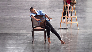 Innenaufnahme einer Kunst- und Bewegungsperformance im Hangar 21