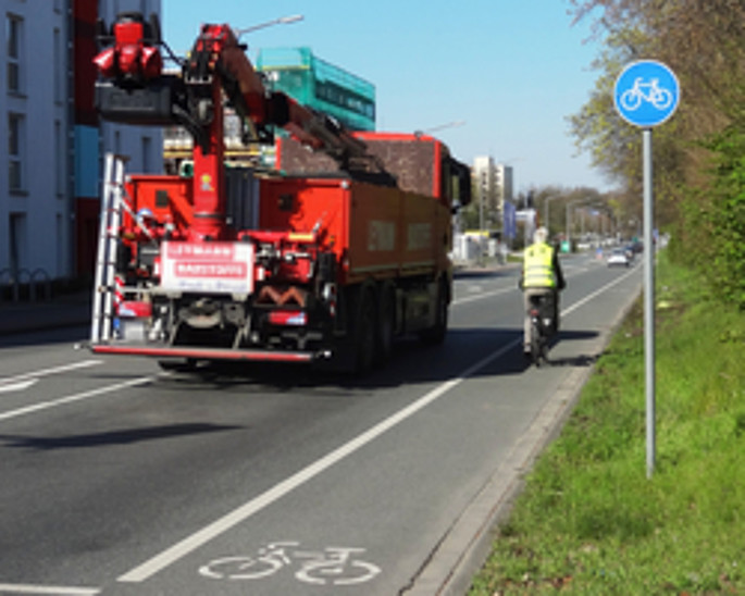 Straße mit einem Radfahrstreifen für Fahrradfahrer