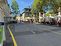 Außenaufnahme der Langen Straße mit gelben Straßenmarkierung als Kennzeichnung für den nächsten großen Bauabschnitt der Schloßplatz Baustelle.