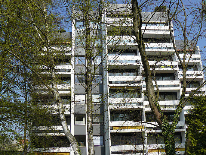 Rosenstraße 2-6 Hochhaus mit Gewerbebauten, Großgarage und Pflanzbeeteinfassung an der Rosenstraße 2-6 in Detmold (Denkmal A712)