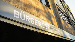 Nahaufnahme der Beschriftung an der Bürgerberatung in Detmold