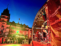 Abendaufnahme der Weihnachtsmarktbühne auf dem Weihnachtsmarkt im Schlosspark Detmold