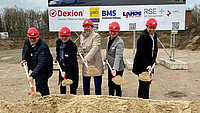 Erster Spatenstich mit (von links) Wortmann-Logistikleiter Klaus Brunsiek, Thorsten Brinkmann (GILDE-Wirtschaftsförderung), Bürgermeister Frank Hilker, Wortmann-CEO Jens Beining und Wortmann-CFO Dr. Tobias Seng