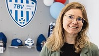 Porträtfotografie von Merle Malburg, welche einen TBV-Handball in ihren Händen hält