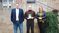 Das Foto zeigt (von links) Michael Peuker (Leiter des kommunalen Krisenstabes bei der Stadt Detmold), Fynn Spilling von der Akkon Hochschule in Berlin und Christine Schiemann, die im Rahmen ihres Studiums aktuell ein Kommunalpraktikum bei der Stadt Detmold absolviert und sich mit dem Thema Katastrophenschutz befasst.