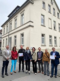 Gruppenbild mit (von links) Tim Redecker (Vorstand von diakonis), Dr. Miriam Mikus (Verein Detmold 2035), Jens Lampe (Elektro-Lampe / Verein Detmold 2035), Miriam Möllenbrok (Präsidentin Rotary Club Detmold), Eva Ellminger (Stadtwerke Detmold), Thomas Fritzensmeier (Lippische Landeskirche), Maria Frank (WS & F/Verein Detmold 2035) und Matthias Neuper (Vorstand Herberge zur Heimat).