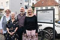 Gruppenaufnahme mit (von links) der stellvertretenden Bürgermeisterin Christ-Dore Richter, Historikerin Gudrun Mitschke-Buchholz, Dr. Oliver Arnhold, evangelischer Vorsitzender der Gesellschaft für Christlich-Jüdische Zusammenarbeit, und Stadtarchivarin Dr. Bärbel Sunderbrink vor der neuen Informationstafel für die Hofsynagoge
