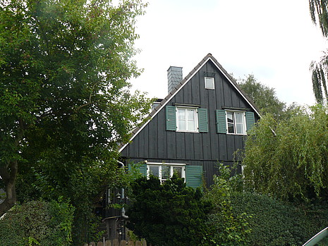 Krohnstraße 12 Straßenansicht Schwarzes Wohnhaus mit grünen Fensterläden an der Krohnstraße 12 in Detmold (Denkmal A719)